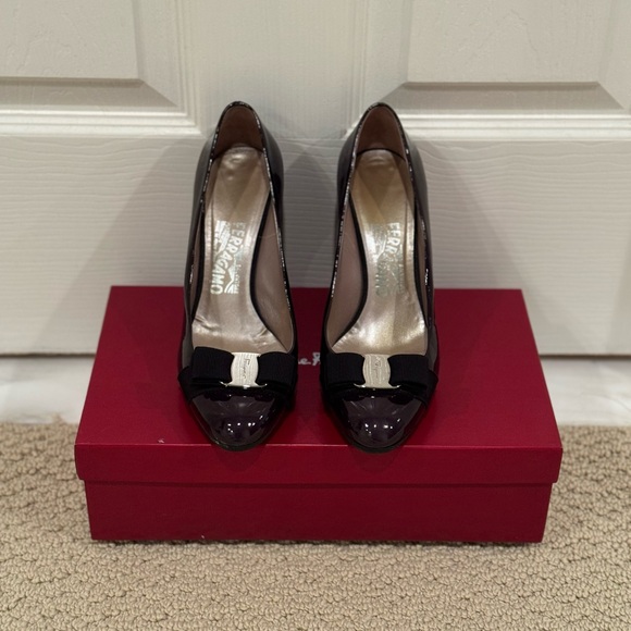Salvatore Ferragamo Black Patent Heels with Bow - Picture 2 of 5